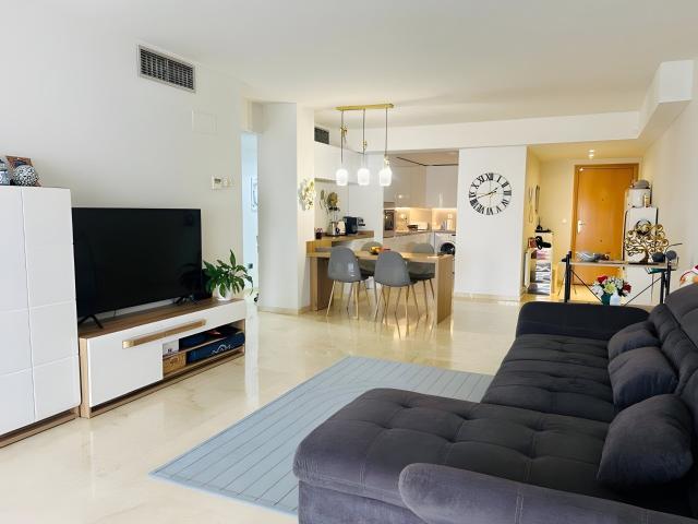Amplio apartamento de 3 dormitorios en comunidad cerrada con. 190m² San Pedro de Alcántara