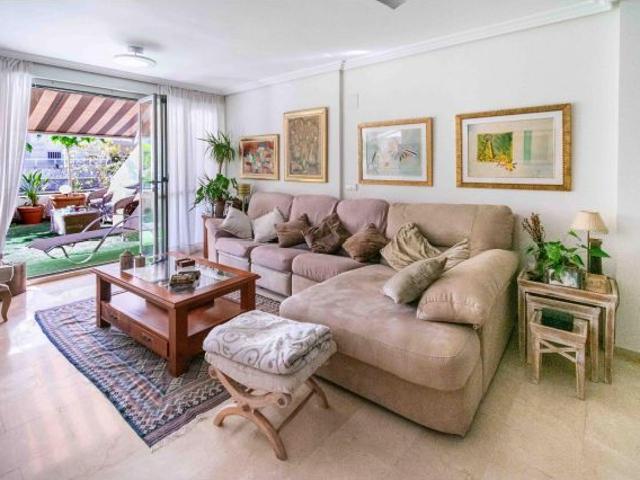 Amplio apartamento de 2 dormitorios y gran terraza con piscina comunitaria, parking y trastero a 300