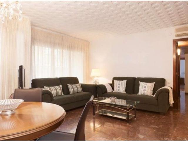 Amplio apartamento de 4 dormitorios con balcón en alquiler en Putxet