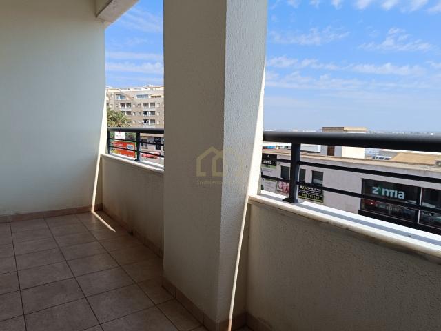 Amplio apartamento en el centro de Torrevieja ofrece un amplio espacio habitable y comodidades con 5 dormitorios y 3 baños