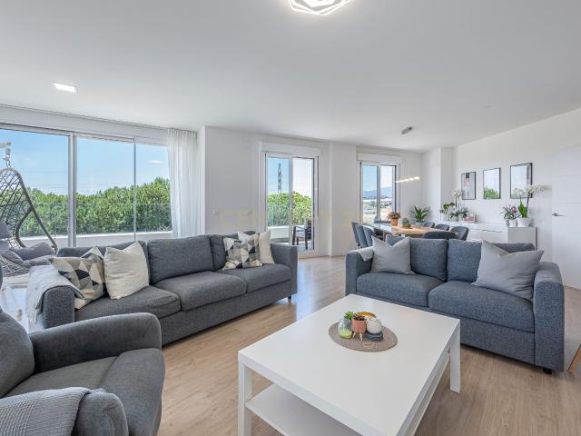 Amplio apartamento en La Campana, Nueva Andalucía con vistas al mar!