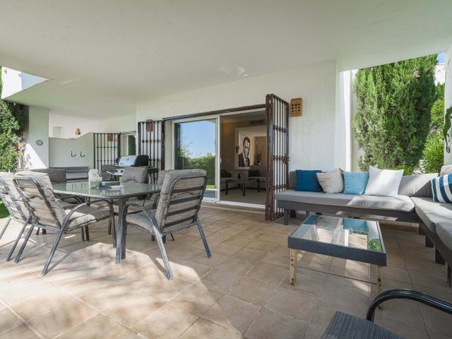 Amplio apartamento en planta baja con jardín privado en Nueva Andalucía