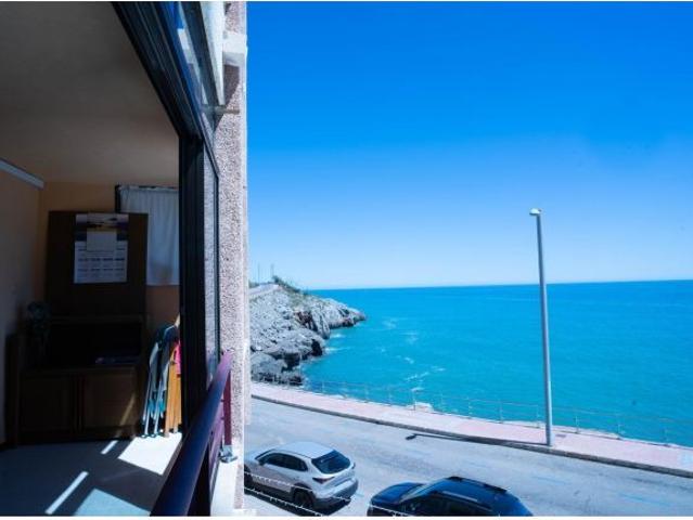 Amplio apartamento en primera línea con vistas al mar mediterráneo