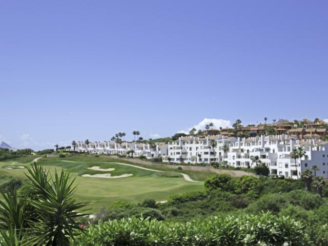 Amplio apartamento en primera línea de golf con vistas al mar en La Alcaidesa