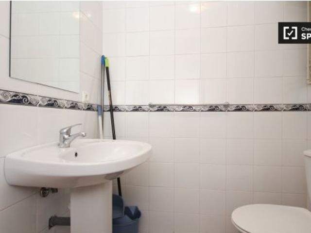Amplio apartamento estudio con balcón en alquiler en el centro de Granada