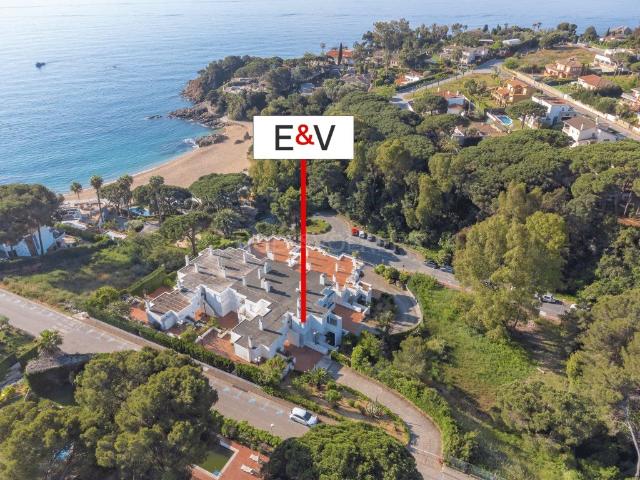 Amplio apartamento renovado con vistas al mar en Cala Sant F. 178m² Blanes