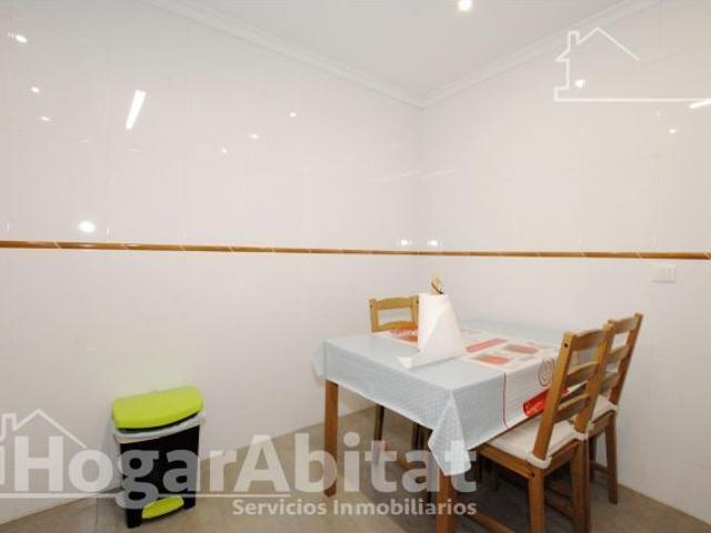 AMPLIO, BONITO Y EXTERIOR CON BALCÓN Y ASCENSOR EN AV. VALENCIA