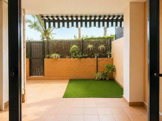 Amplio bajo sin muebles con dos patios privados, piscina y pádel en Paterna