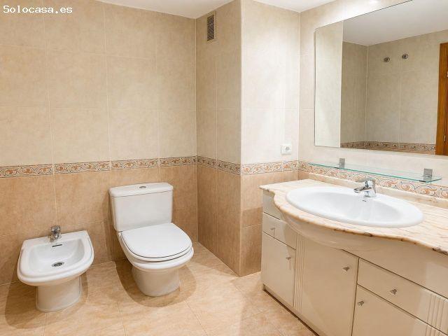 Amplio bajo sin muebles con dos patios privados, piscina y pádel en Paterna