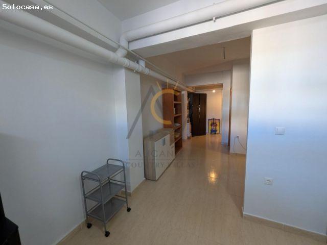 Amplio bungalow con terrazas, solárium y sótano cerca de Alicante y sus playas