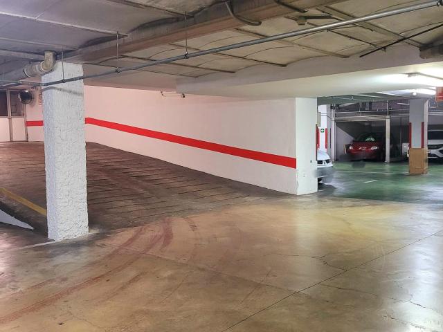 Amplio Garage en Reina Esclarmunda 4