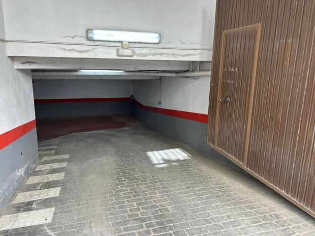 Amplio Garaje con capacidad para dos coches en Calle Juan Casco, Antequera ¡La Solución Perfecta para tus Vehículos!
