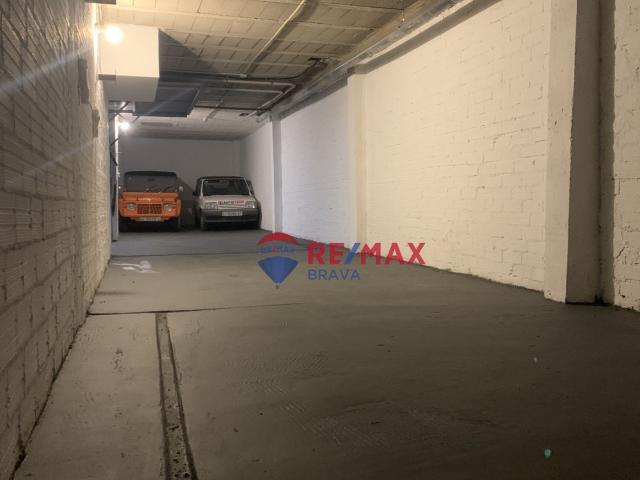 Amplio garaje de 70 m² en pleno centro de Roses