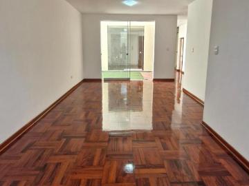AMPLIO DEPARTAMENTO EN1° PISO, FRENTE A PARQUE, 3 HABITACIONES Y COCHERA