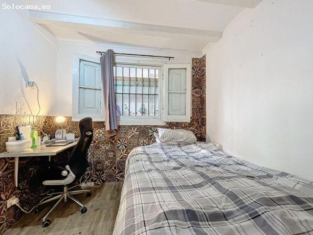 Amplio dúplex de 5 dormitorios con patio privado en el corazón de Poble sec