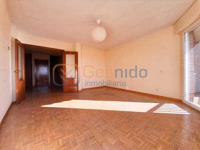 AMPLIO DÚPLEX en VIA ROMA SEGOVIA de 4 HABITACIONES, ASCENSOR, BALCÓN, TERRAZA Y GARAJE