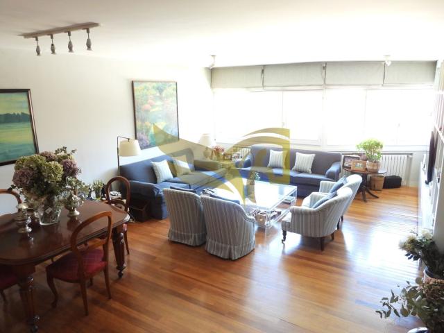 Amplio dúplex familiar con jardín privado y piscina en Paseo de la Habana