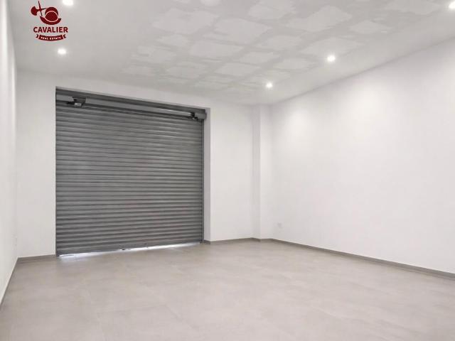 Amplio en bruto Local Comercial de 300m2 en Torrellano, Santisima Trinidad, Alicante. Apto para cambio de uso a vivienda