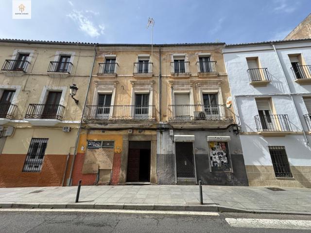 Amplio Edificio para reformar en el Corazón de Cáceres Oportunidad Única