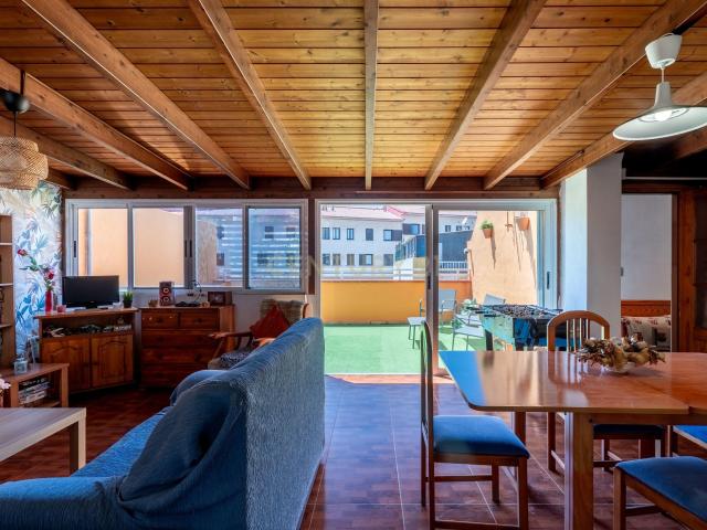 AMPLIO INMUEBLE CON LOCAL, VIVIENDA Y TERRAZA EN LA GALLEGA