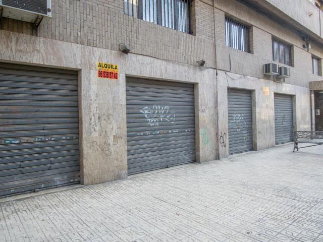Amplio local comercial, a pie de calle
