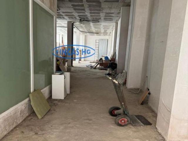 Amplio local comercial cerca de Av de Novelda