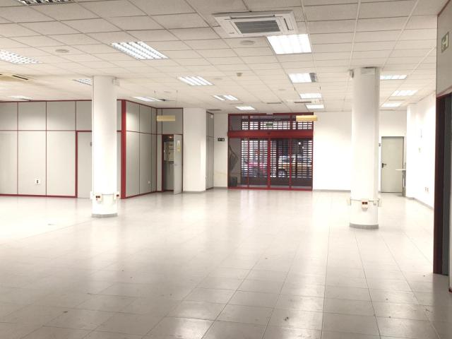 AMPLIO LOCAL COMERCIAL CON UNA SUPERFICIE DE 955 M2 Y RECAYENTE A DOS CALLES