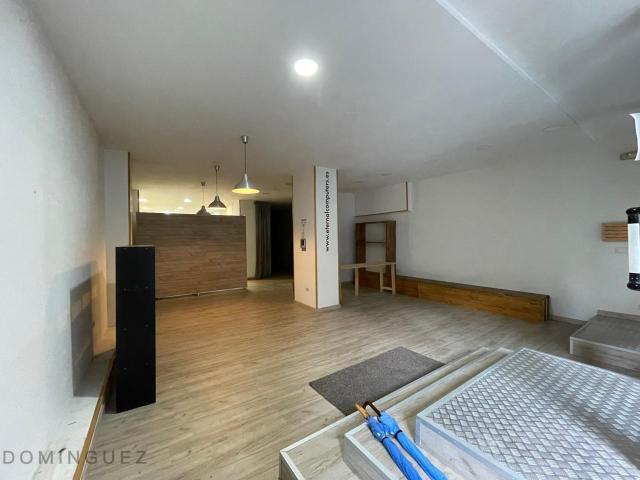 AMPLIO LOCAL COMERCIAL CON GRAN ESCAPARATE EN VÍA NORTE