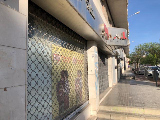 AMPLIO LOCAL COMERCIAL CON GRAN ESCAPARATE Y POSIBILIDAD DE HACER VIVIENDA PLAYA POSTIGUET ALICANTE