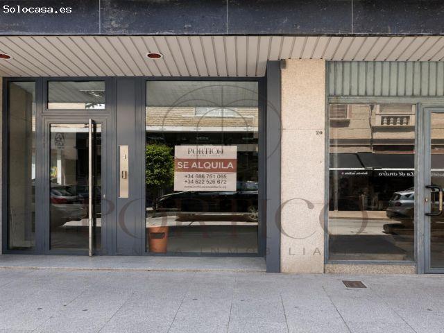 Amplio local comercial con gran visibilidad y escaparate acristalado