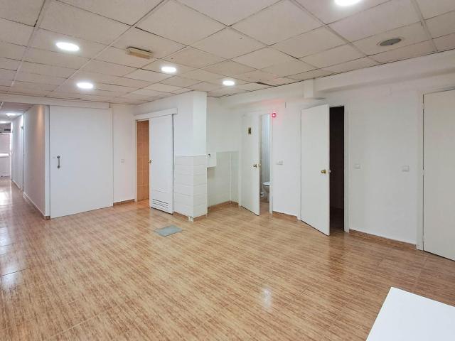 Amplio Local Comercial de Alquiler en San Blas, Alicante Ideal para clínica o despacho