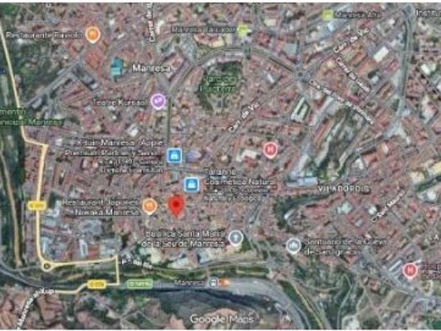 Amplio local comercial de 116 m2 en el casco antiguo de Manresa