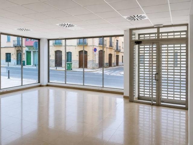 Amplio local comercial de 200 m² totalmente reformado en una ubicación estratégica de Oliva