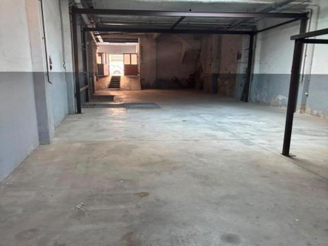 Amplio local comercial de 204 m2 con acceso para vehículos en el centro de Badalona