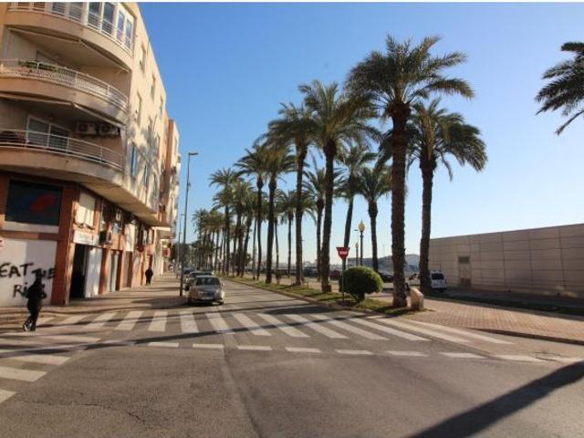 Amplio Local Comercial en Orihuela Ciudad por €70,000