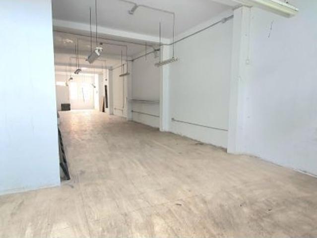 Amplio local comercial en Avenida de Europa, Colloto
