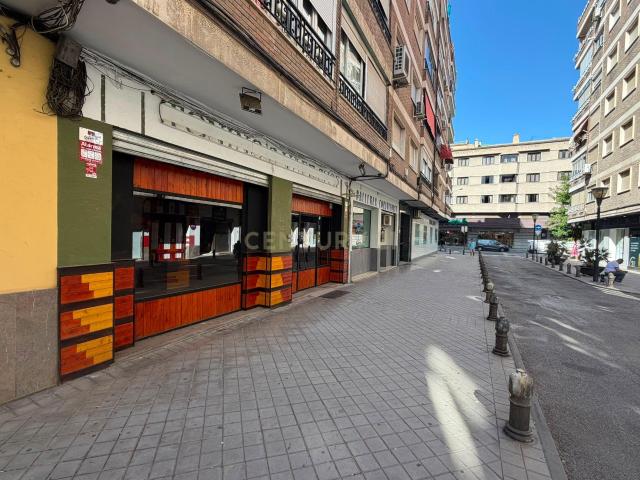 Amplio local comercial en alquiler junto a Arabial y Camino de Ronda