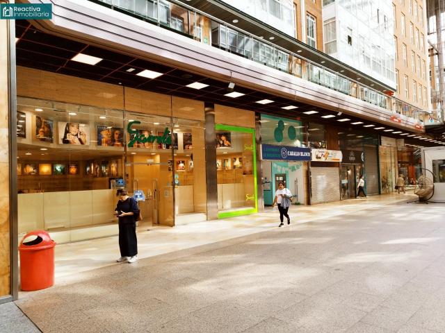 Amplio local comercial en Área Central