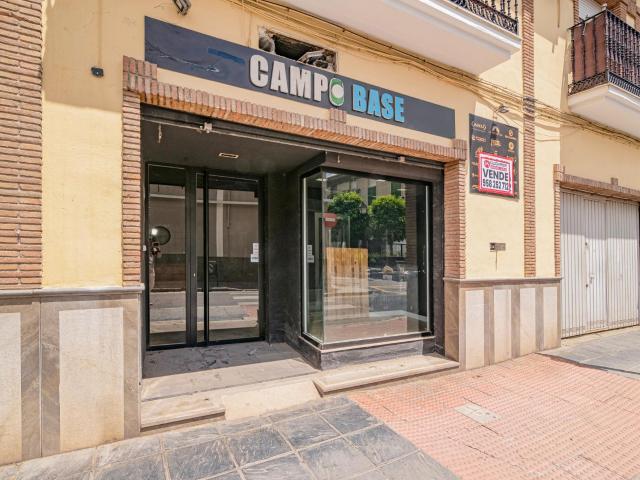 Amplio Local Comercial en Calle Calderón