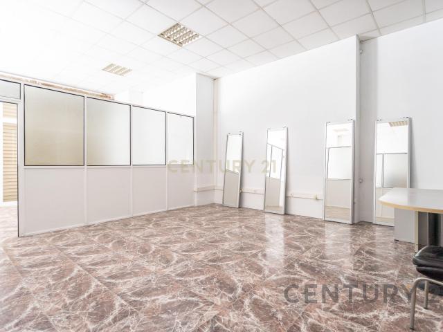 Amplio local comercial en Calle Venezuela, Valencia – Zona de alto potencial comercial y rentabilidad inmediata