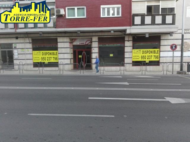 AMPLIO LOCAL COMERCIAL EN CARRETERA DE RONDA, JUNTO A JUZGADOS