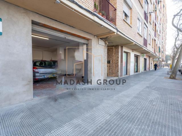 Amplio Local Comercial en el Corazón de Reus ¡Una Oportunidad Única!
