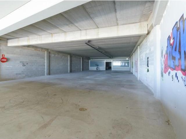 Amplio Local Comercial en Gandia.Oportunidad Única