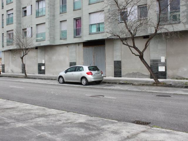 Amplio Local Comercial en La Rosaleda de 670 m2 para Alquilar