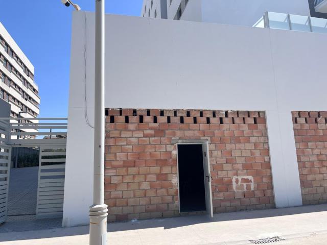 Amplio Local Comercial en Rosaleda Juventud, Granada