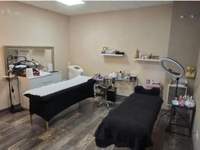 Amplio Local Comercial en Uji, Castellón Oportunidad Única