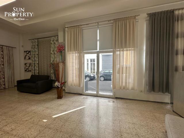 AMPLIO LOCAL COMERCIAL EN ZONA CÉNTRICA