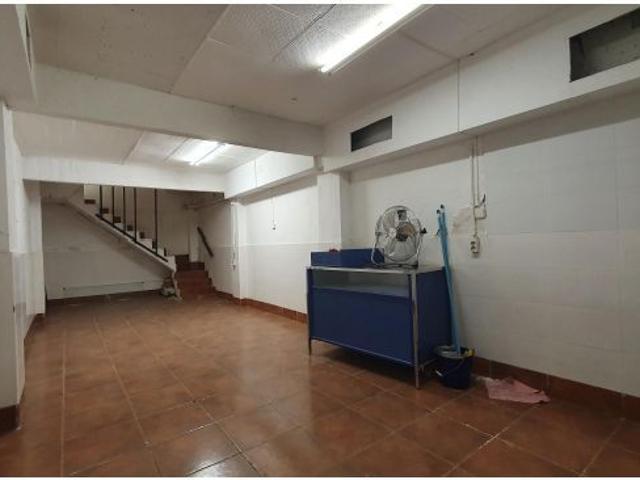 Amplio Local Comercial en zona Autonomía, tres plantas. 100 m2. Muchas posibilidades. Facilidades de