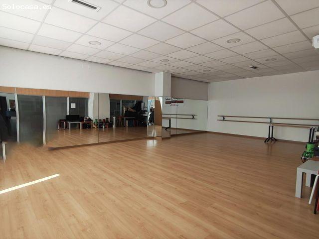 Amplio Local Comercial en Zona Avenida al Vedat, Torrent Oportunidad Única