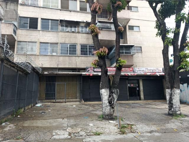 AMPLIO LOCAL CON PUESTOS DE ESTACIONAMIENTO /#ER